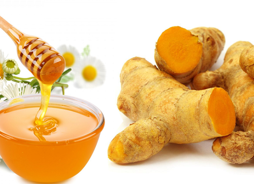 Sự kết hợp giữa bột nghệ và mật ong sẽ mang lại điều kì diệu cho làn da 